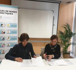 Signing an agreement espaiSocial Manresa